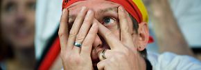 Was war das denn?: Deutschland-Fans am Boden