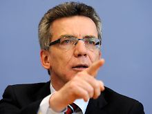 De Maizière sieht noch Bedarf für die Bekämpfung von Rechtsextremismus in Ostdeutschland.