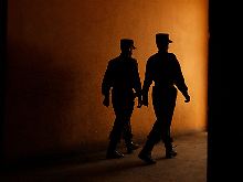 Polizisten in Kabul: Oft nehmen die Staatsbediensteten Geld für ihre Leistungen.