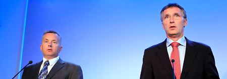 Norwegens Präsident Stoltenberg (rechts) unterrichtet die Presse über die Festnahme.