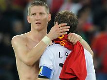 Fast der einzige, der das verschwitzte Trikot tauscht: Basti Schweinsteiger. 