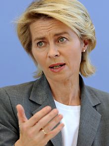 Wer nach sechs Monaten übrigbleibt, soll zur Bürgerarbeit verpflichtet werden, sagt von der Leyen.