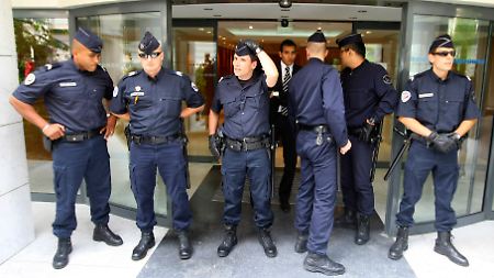 Polizisten während der Durchsuchungen.