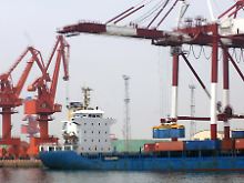 Verladen von Containern im Hafen von Qingdao.