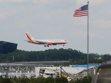 ... landete ein Flugzeug mit den begnadigten russischen Häftlingen am Freitag in Washington, wobei  offenbar zwei Agenten bereits in Großbritannien von Bord gegangen  waren.