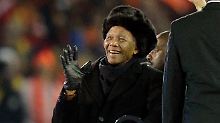 Nelson Mandela winkt dem Finalpublikum in der Soccer City.