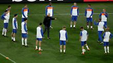 Bert van Marwijk bei den letzten Trainingsvorbereitungen.