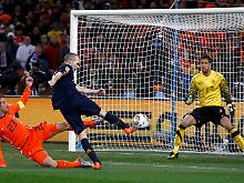 Das Tor zum Titel: Spaniens Andres Inesta trifft gegen die Niederlande.