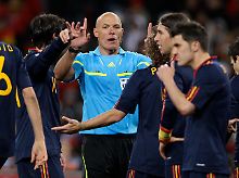 Viel zu tun - und nicht immer auf der Höhe: Howard Webb, Schiedsrichter.