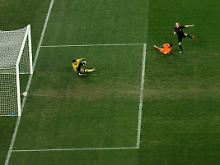 Das Siegtor: Andres Iniesta überwindet Marten Stekelenburg in der 116. Minute zum 1:0 für Spanien.