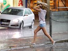 Heftige Gewitter und Regengüsse kommen nun von Westen über Deutschland. Düsseldorf hat die Abkühlung schon hinter sich.