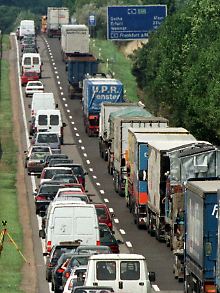 Gerade im Stau wird es für Autofahrer gerne mal unerträglich im Hochsommer.