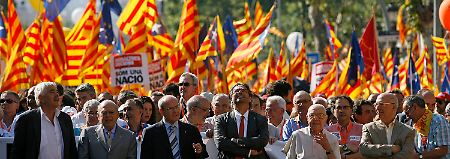 Mit dem größten Protestmarsch in Katalonien seit Ende der Franco-Diktatur (1939-1975) haben rund eine Million Menschen für die Eigenständigkeit der nordostspanischen Region demonstriert. 