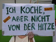 Protest gegen das Mammutprojekt "Stuttgart 21" am vergangenen Wochenende. Für den Umbau des Bahnhofs werden Milliarden ausgegeben - für funktionierende Klimaanlagen ist kein Geld da.