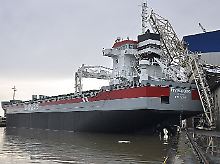 Der 157 Meter lange Neubau eines Frachtschiffes auf der Werft im Hafen von Leer hat sich von der Pier losgerissen und in einen Werftkran verkeilt.