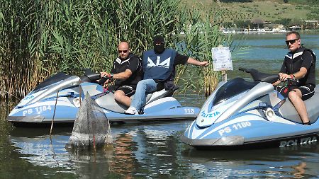Bei der Razzia gegen den Casalesi-Clan "beschlagnahmte" und durchsuchte die Polizei auch den See Averno.