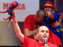 Auch Spaniens Superstar Iniesta weiß, wem er seinen Sieg zu verdanken hat.