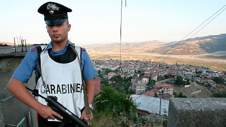 Ein Carabinieri patrouilliert im kalabrischen San Luca (Archivbild).