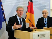 Norbert Röttgen und Rainer Brüderle, optimistisch.