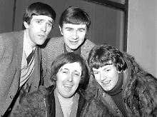 Die Mitglieder der Spencer Davis Group (von links oben im Uhrzeigersinn): Muff Winwood, Pete York and Steve Winwood und Spencer Davis.