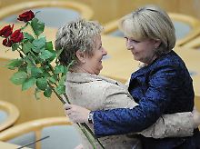 Sylvia Löhrmann gratuliert der neuen Ministerpräsidenten Hannelore Kraft.