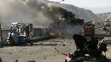Brennendes Panzerfahrzeug nach einem Selbstmordanschlag in der Provinz Nangahar: Die Situation in Afghanistan ist der internationalen Schutztruppe schleichend entglitten.