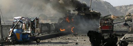 Brennendes Panzerfahrzeug nach einem Selbstmordanschlag in der Provinz Nangahar: Die Situation in Afghanistan ist der internationalen Schutztruppe schleichend entglitten.