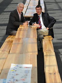 Wollen alle erreichen: Ruhr.2010 Geschäftsführer Pleitgen (l) und der Regierungspräsident des Regierungsbezirks Düsseldorf, Büssow.