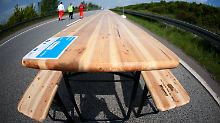 Picknick-Tische auf der gesperrten Autobahn A540 bei Grevenbroich.
