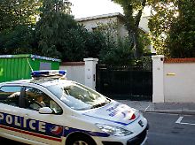Polizei vor dem Anwesen von Liliane Bettencourt in Neuilly bei Paris.