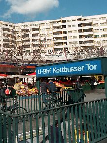 Die Jungen standen am einschlägig bekannten Kottbusser Tor in Berlin.