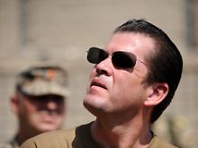 Der Verteidigungsminister schaut sich im Feldlager der Bundeswehr in Kundus ...