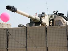 ...  die Panzerhaubitze 2000 an.