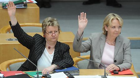 Ministerpräsidentin Hannelore Kraft und ihre grüne Stellvertreterin Sylvia Löhrmann (l) im Landtag.