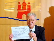 Wahlleiter Willi Beiß mit dem Wahlzettel. 
