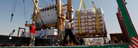 In einem ägyptischen Hafen wird ein Schiff gelöscht, das nicht durch die israelische Gaza-Blockade kam.