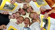 Zeugnis-Freude bei Viertklässlern der Antonius-Grundschule im niederrheinischen Neukirchen-Vluyn.
