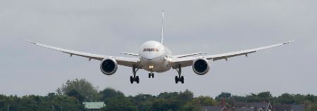 Geschmeidiger Anflug auf Europa: Der Dreamliner ist sicher gelandet. 