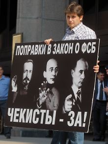 Ein Mitglied der Partei Jabloko setzt Wladimir Putin (r.) auf eine Stufe mit Felix Dscherschinski (l.), dem Gründer der russischen Tscheka, einer Vorläuferin des KGB, sowie dem russischen Geheimdienstchef Lawrenti Beria, einen der Hauptverantwortlichen für den Stalin-Terror.