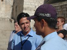 Der erste israelische Tourguide in Bethlehem im Gespräch mit einem palästinensischen Polizisten.