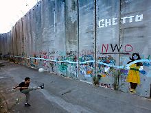 Bethlehem liegt im Süden von Jerusalem; nördlich der Stadt verläuft die israelische Sperranlage.