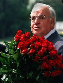 Altkanzler Kohl mit einem Strauß der nach ihm benannten "Helmut-Kohl-Rose".