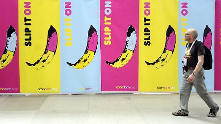 Zieh ihn drüber: Kondom-Plakate auf der Weltaidskonferenz in Wien.