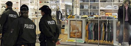 Polizeischutz für einen "Thor Steinar"-Laden in Hamburg, nach Protesten linker Autonomer und Gegnern von Neonazis. (September 2008)