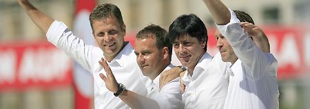 Die Vier von der Bankstelle: Oliver Bierhoff, Hans-Dieter Flick, Joachim Löw und Andreas Köpke.