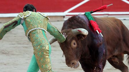 Trotz seiner Brutalität hat der Stierkampf in Spanien Tradition.