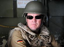 Verteidigungsminister zu Guttenberg vor wenigen Tagen auf dem Flug in das Feldlager der Bundeswehr in Kundus.