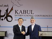 UN-Generalsekretär Ban Ki Moon und Afghanistans Präsident Hamid Karzai (v.l.) reichen sich nach der Internationalen Afghanistan-Konferenz in Kabul die Hände.