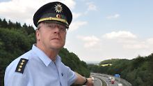 Der leitende Polizeidirektor der Autobahnpolizei, Andreas Krummrey, auf einer Brücke über der A2.