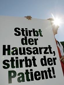 Die Hausärzte sind gegen die Sparpläne der Bundesregierung. Rösler höhle die Grundlage für die wohnortnahe Versorgung der Patienten aus, kritisieren sie.